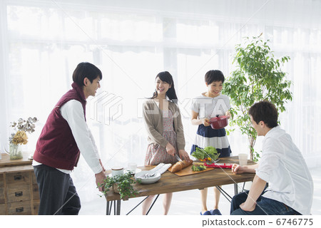 年輕夫婦和朋友 年輕夫婦和朋友 6746775