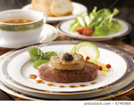 山形牛肉里脊牛排配羅西尼風味魚子醬 6746966