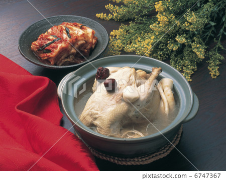 Samgyetang和kimchee 6747367