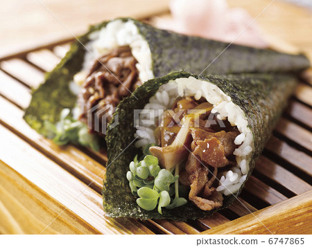 Hand-rolled sushi of meat Hand-rolled sushi of meat 6747865