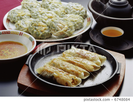 Iron pot bars dumplings and shrimp with spinach Iron pot bars dumplings and shrimp with spinach 6748084