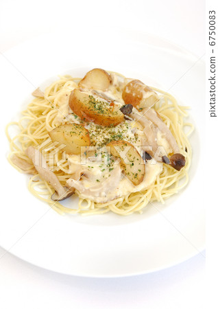 Delicious mushrooms and potato cream pasta 6750083