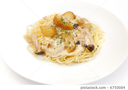 Delicious mushrooms and potato cream pasta 6750084