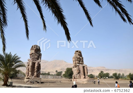 門農巨人在盧克索西岸 6752362