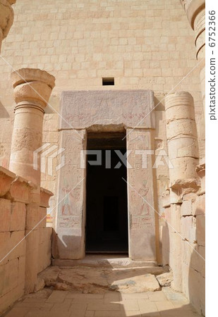 女王哈特謝普蘇特葬禮聖所的入口 6752366