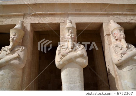 Queen Hatshepsut who takes the pose of Osirisu God of Queen Hatshepsut 6752367