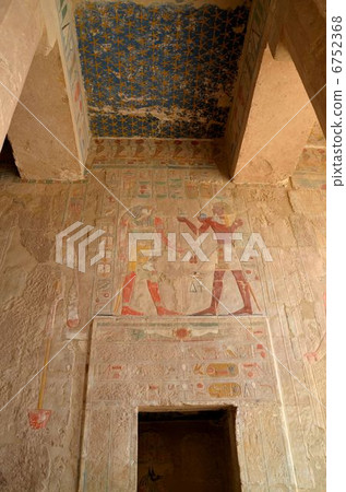 Hathor的陵墓Hatshepsut葬禮的上帝和滿天星斗的天空 6752368