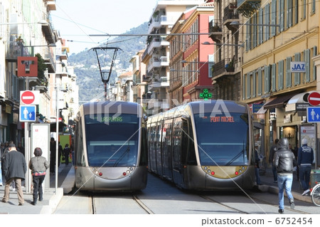 法國電車在尼斯老城 6752454