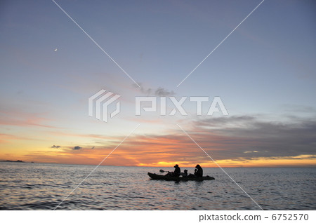 Sunset kayak 6752570