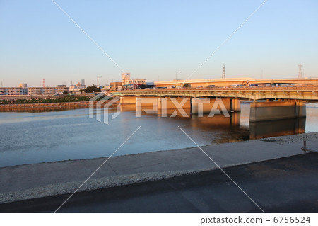 大和河的看法在Sakai市，大阪縣晚上 6756524