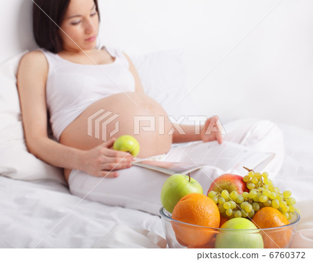Pregnant woman with fruit 6760372