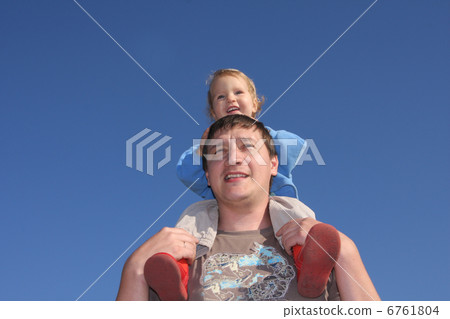 Happy the daddy with a daughter against the sky 4 6761804