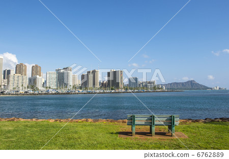 Waikiki and Diamond Head -2 from Ala Moana Park Waikiki and Diamond Head -2 from Ala Moana Park 6762889
