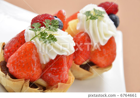 Strawberry tart 6764661