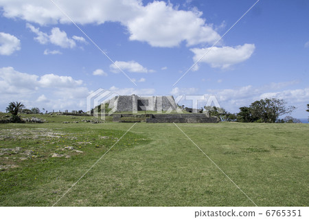 Nakagusuku castle track wide angle 6765351