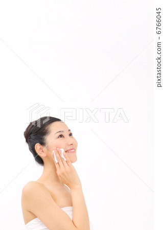 Women with cotton (beauty) 6766045