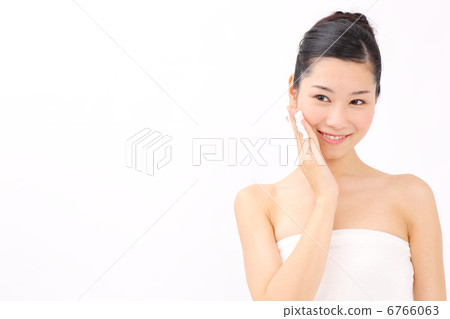 Women with cotton (beauty) 6766063