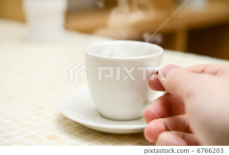 清晨,啜飲著熱騰騰的咖啡,享受一段輕鬆愜意的時光。 清晨,啜飲著熱騰騰的咖啡,享受一段輕鬆愜意的時光。 6766203