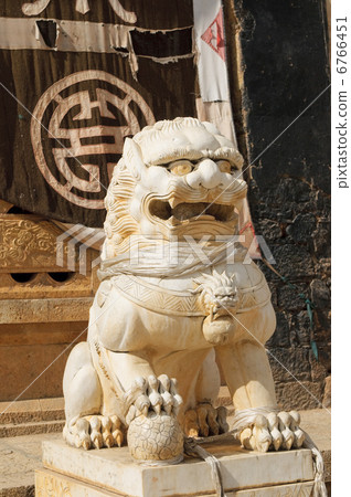 guardian lion in songzanlin tibetan monastery, shangri-la, china 6766451