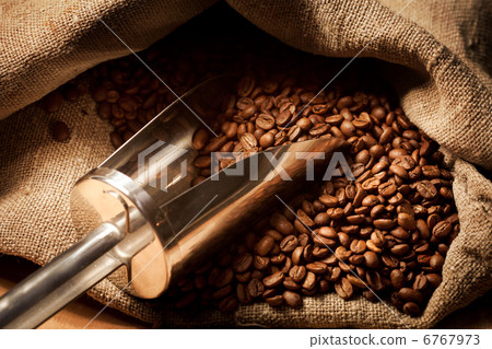 Burlap sack of coffee beans 6767973