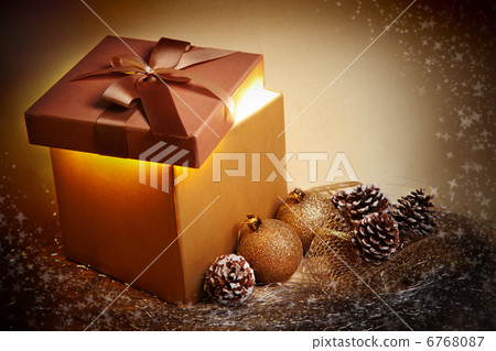 Christmas gold gift 6768087