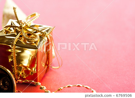 Gift box with bow on a red background Gift box with bow on a red background 6769506