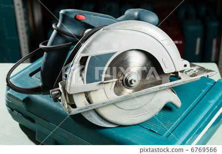 Circular saw blade with goggles 6769566