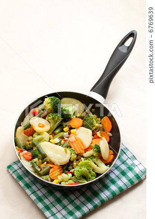 Fried vegetables in a griddle 6769639