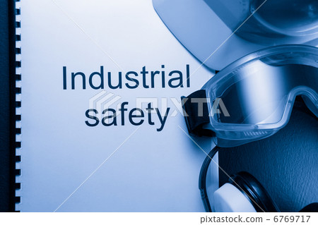 Manual with helmet, goggles and headphones 6769717