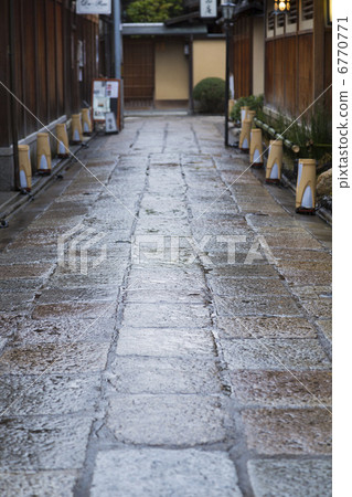 Gion stone wall street 6770771