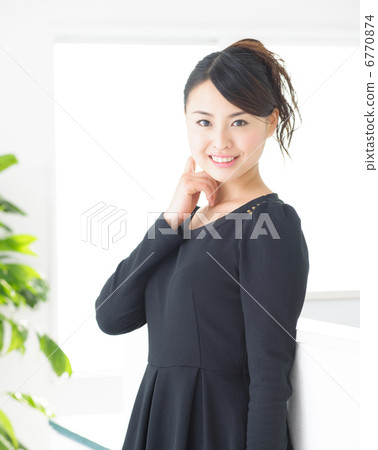 年輕的女士 6770874