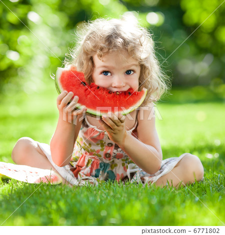 Child having picnic 6771802