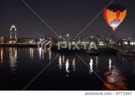 Hot hot air balloon at night Hot hot air balloon at night 6771987