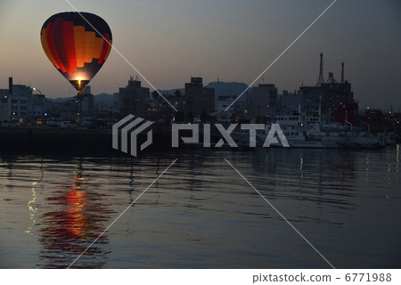Evening scenery of hot air balloon Evening scenery of hot air balloon 6771988