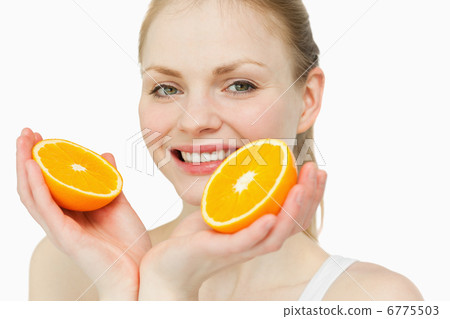Close up of a cheerful woman holding oranges 6775503