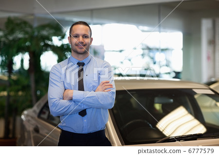 Man standing while crossing his arms 6777579