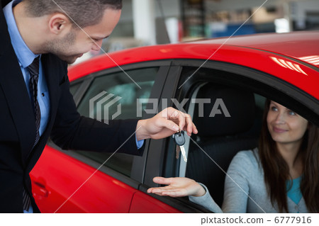 Client receiving car keys 6777916