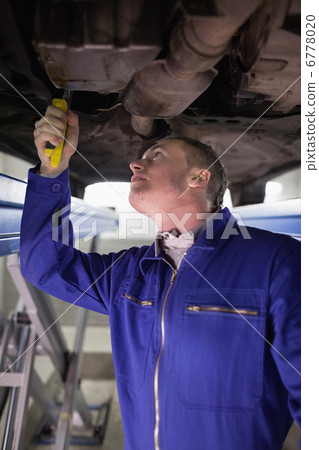 Mechanic repairing with an adjustable pliers 6778020