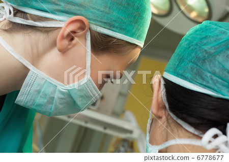 Two women surgeons Two women surgeons 6778677