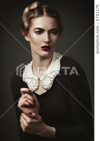 close-up portrait of old-fashioned woman 6781176