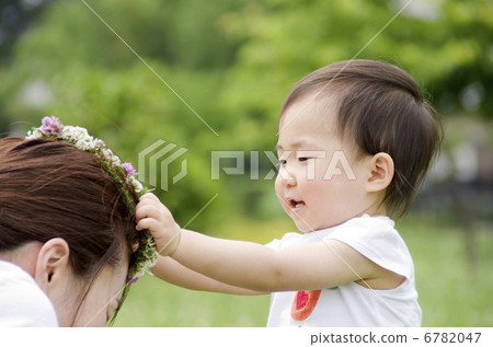 Infant giving a wreath to a mother Yes 6782047