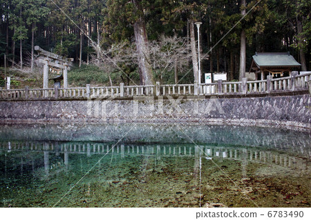 Natural spring water with high transparency 6783490