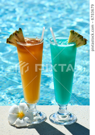 Cocktails near swimming pool Cocktails near swimming pool 6783679