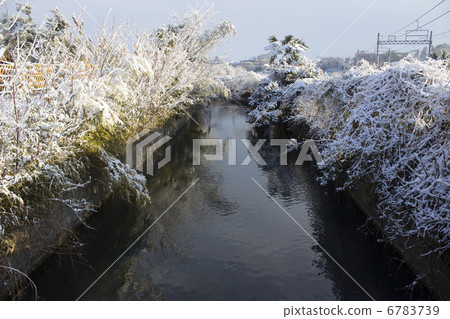 仲冬小溪 6783739