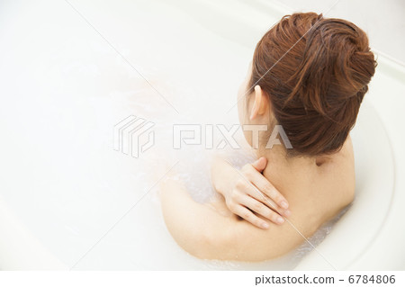 一個女人在浴缸裡泡著 一個女人在浴缸裡泡著 6784806