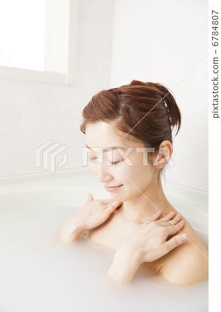 一個女人在浴缸裡泡著 一個女人在浴缸裡泡著 6784807