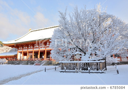 Heian Shinto shrine of snow, cherry blossoms near Sakonose 6785084