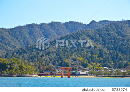 站在嚴島神社（廿日市宮島町/廣島縣）的海上的Otorii 6785974