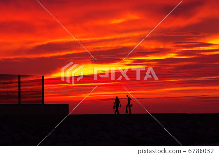 日落和垂釣者 6786032