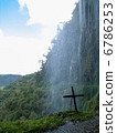 瀑布和沙漠路的十字架 6786253